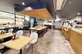 グレーを基調としたシックな店内は、照明も明るすぎず落ち着いた雰囲気（筆者撮影）
