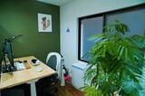 部屋の奥に設置した夫のスペース。無事に東京の会社に転職し、フルリモートで仕事中（写真撮影／福永尚史）