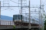 湖西線の普通列車。山側には防風柵（記者撮影）