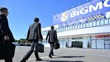 ビッグモーターの検査に入る金融庁の職員（撮影：風間仁一郎）