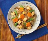 安部氏が開発した「魔法の調味料」さえあれば、簡単につくれる「カンタンパーティー混ぜ寿司」。大人も子ども喜ぶ大人気の一品（撮影：佳川奈央）