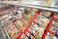 【産業天気図・食品】原燃料安が前半の追い風、後半は低価格化のボディブローで「曇り」に悪化