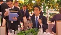 安倍首相､G20昼食会で"手酌"の悲哀 <動画>屋外ランチでの各国首脳の表情