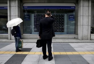 日経平均は3日続伸､15カ月連続の月初高