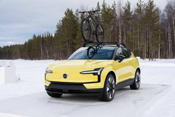 試乗車は白とグレーであったが、EX30にはこんなイエローもある（写真：Volvo Cars）