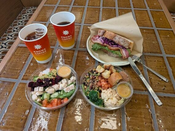 KNOWS COFFEE サラダ サンドイッチ アサイーボウル