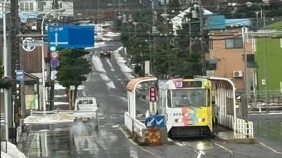 路面電車も走る函館山麓の西部地区で「AIオンデマンド交通」を取材した（筆者撮影）