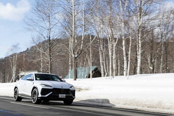 ウルスSEの試乗シーン