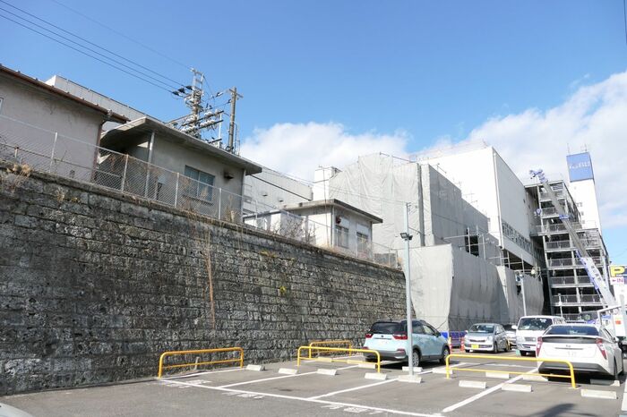 駅東側は大谷石の擁壁