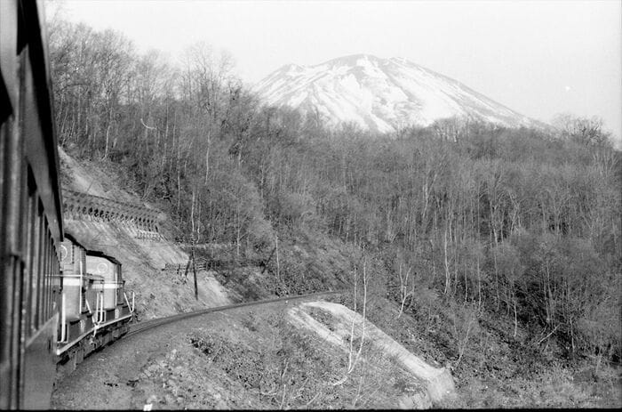 倶知安を発車すると行く手には「蝦夷富士」とも