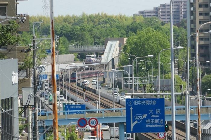 画面奥は1駅南の桃山台