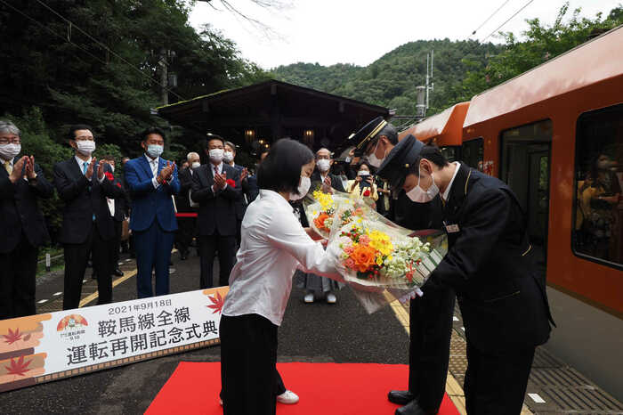 記念式典では地元小学校の生徒から運転士と助役への