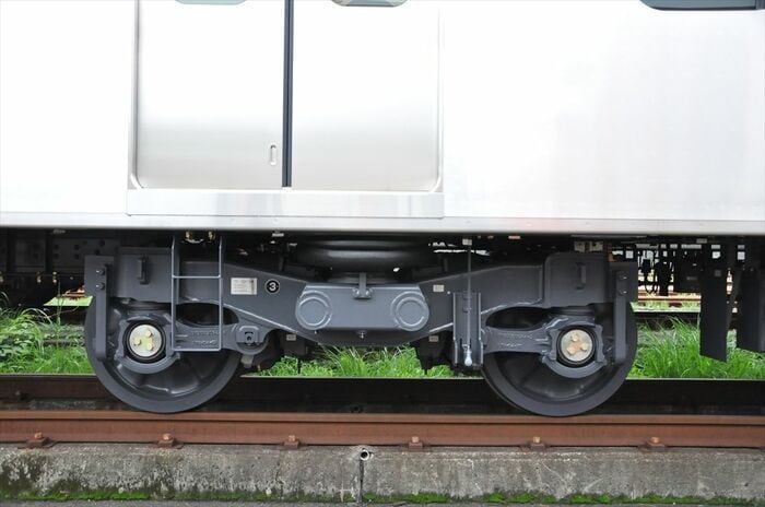 台車の色はグレー。目黒線の従来車は黒だった