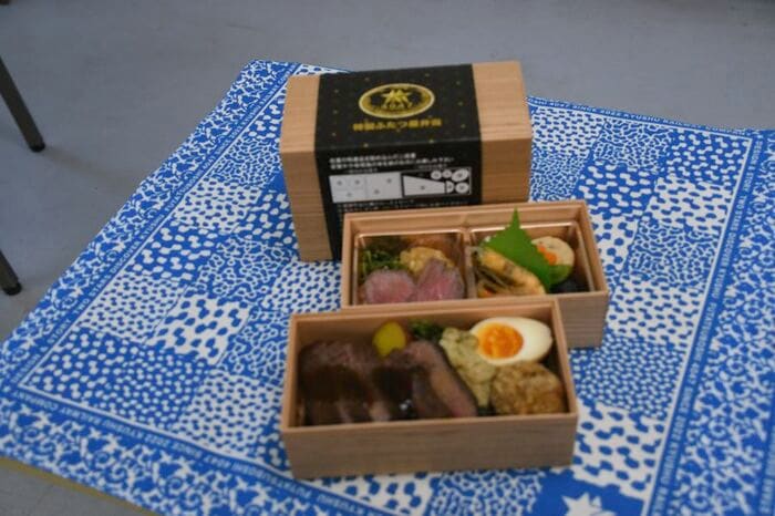 佐賀牛を使用した二段重の「特製ふたつ星弁当」