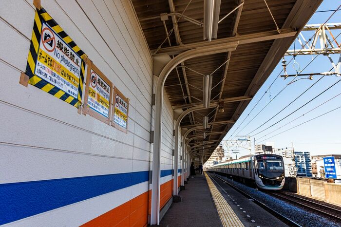 梅島駅ホームには「撮影禁止」の貼り紙。