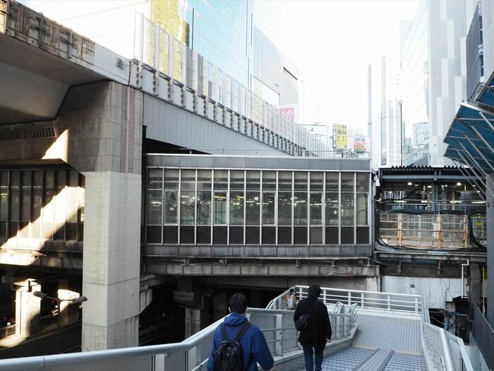 駅の外から見た旧外回りホーム。今後撤去される