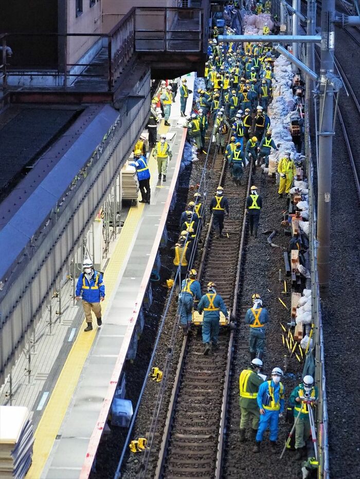 上から見た現場。線路がホームから離れているのがわかる