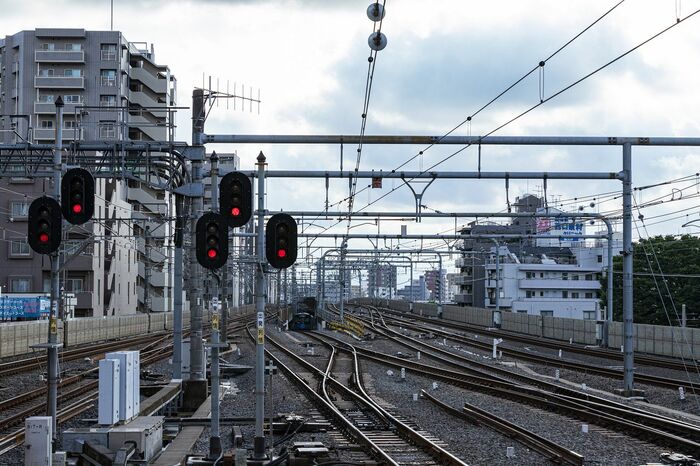 中央の地上へ下りる線路は豊島園線