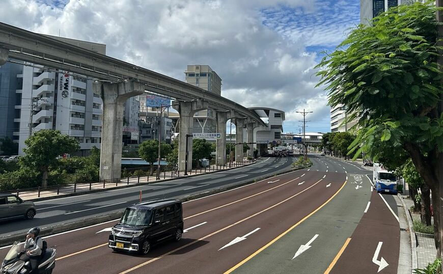 決勝戦の時間帯に交通量が激減している那覇市中心部の幹線道路（長嶺真輝撮影）