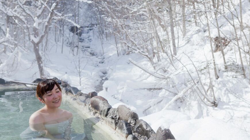 一人旅の旅先を選ぶ時は、有名温泉地ではなく、あえて積雪地域や秘湯の宿などから探すのが賢明だそう（写真：YUMIK / PIXTA）