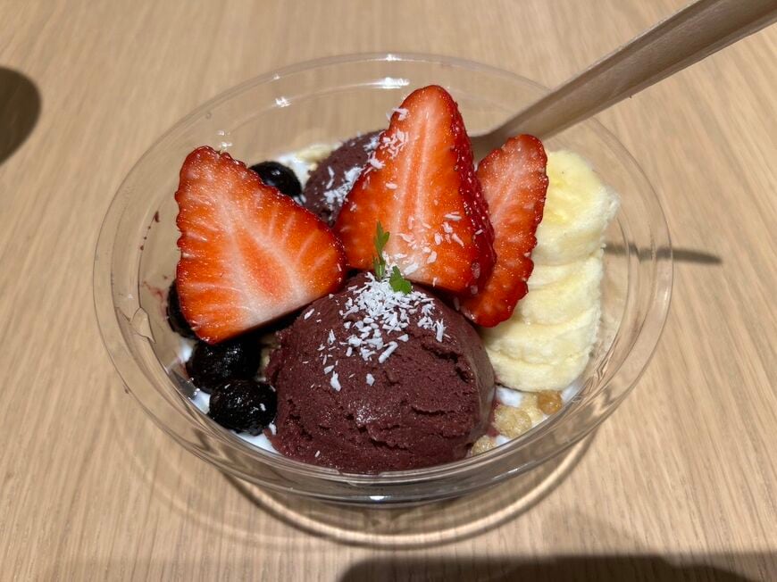 アサイーボールは、イチゴ、バナナ、ブルーベリーなどが乗っている。カップに入っていてコンパクト（写真：筆者撮影）