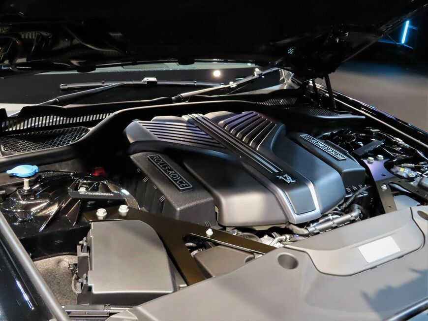 6.75リッターのV12ツインターボエンジン（筆者撮影）