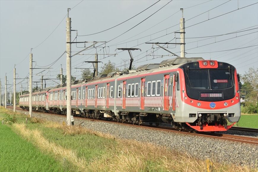 リニューアル時にパンタグラフが東洋電機製造製になった、ドイツ借款にて製造されたKFW型電車（筆者撮影）