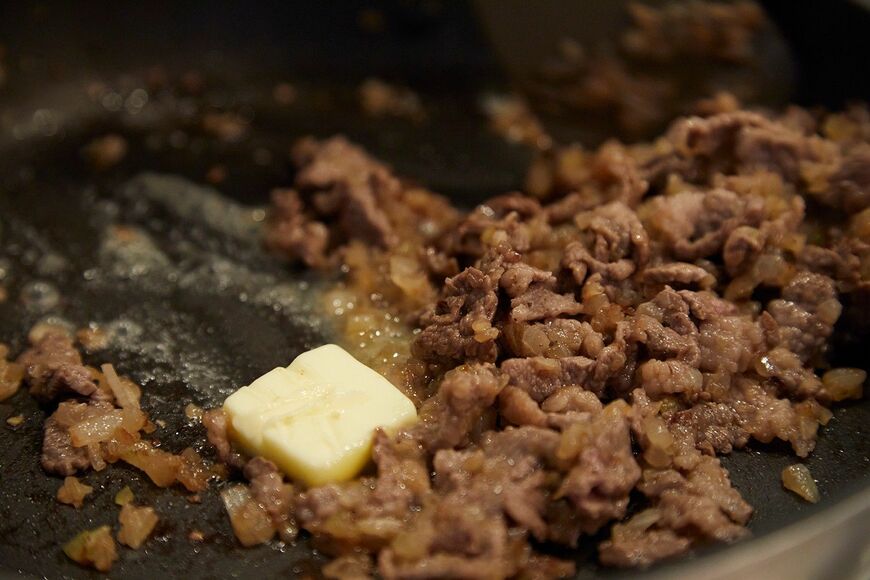 バターを加えると風味が濃厚になり、美味さも倍増！（写真：吉澤健太）