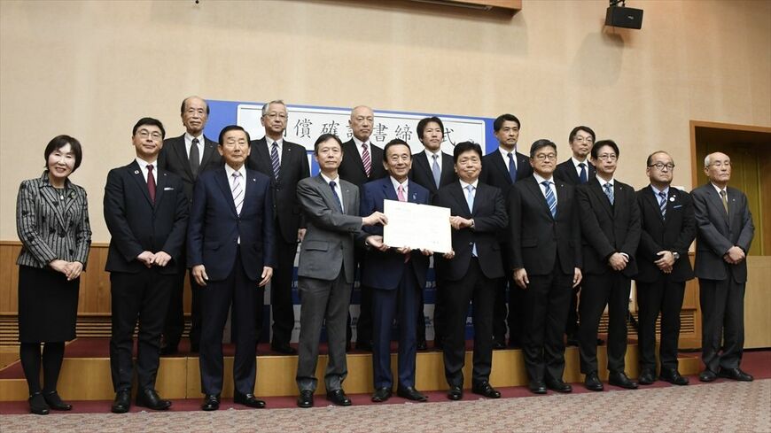水資源に関する合意文書署名の後に記念撮影する、静岡県の鈴木知事、JR東海の丹羽社長、国交省の水嶋事務次官と大井川流域10市町の首長ら＝2026年1月24日（記者撮影）