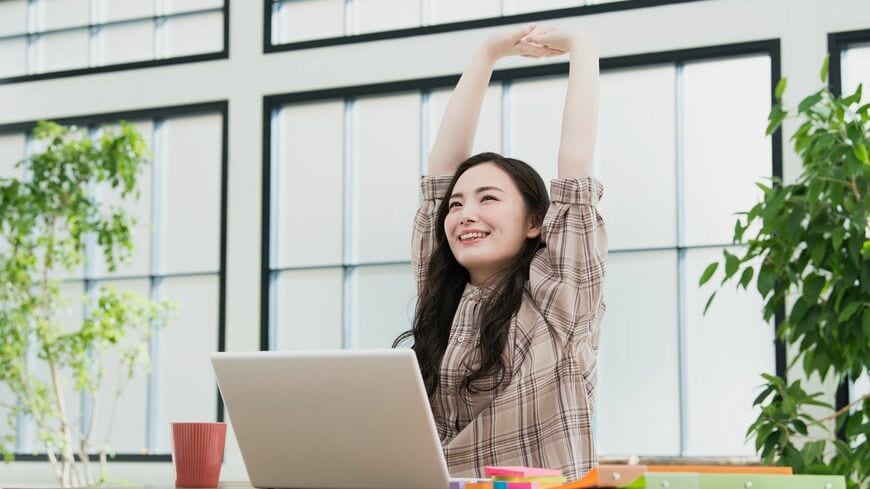 長時間の移動や家でゴロゴロ、デスクワークなど「長時間同じ姿勢」を続けることでなりがちな「猫背、肩こり､首のこり」を全部いっきに解消する、医師考案の凄い体操を紹介します（写真：YAMATO／PIXTA）
