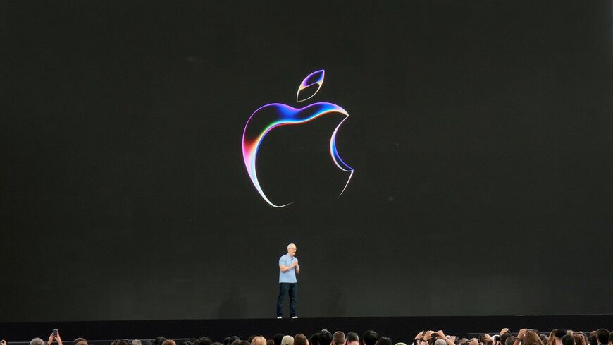 アップル本社で6月5日に開催されたWWDC。各新機能や新製品はオンライン配信と同時に映像を流す形式だったが、会の冒頭、ティム・クックCEOが登壇した（筆者撮影）
