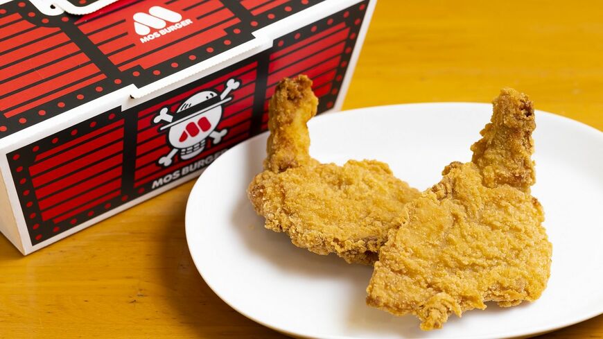 1992年に発売されたモスチキン（1本320円・5本パック1500円）。米粉を使用したカリカリッとした食感と、しょうゆベースの和風味が特徴。冷めてもおいしく食べられるよう開発されている（撮影：今井康一）