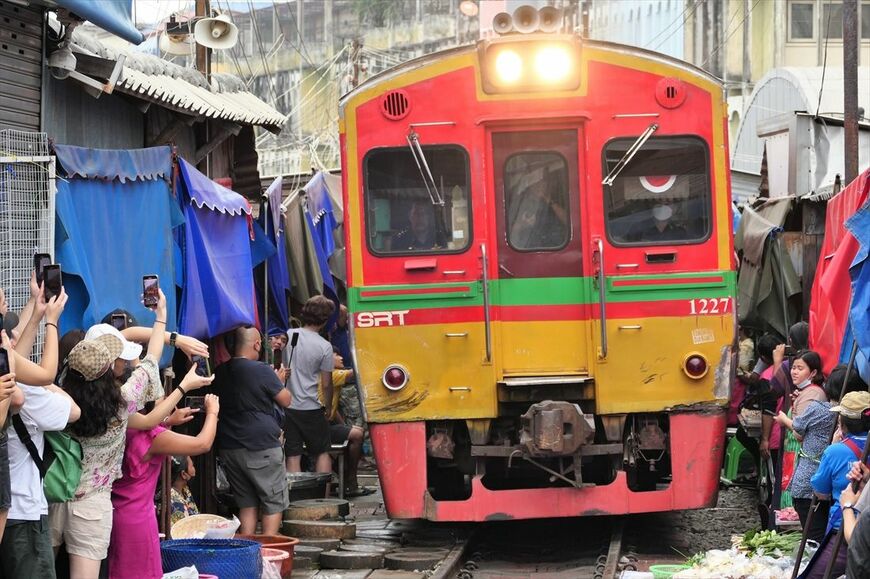 タイ国鉄のメークローン線。市場の中を通るこの光景が1日8回（4往復）繰り返される（筆者撮影）