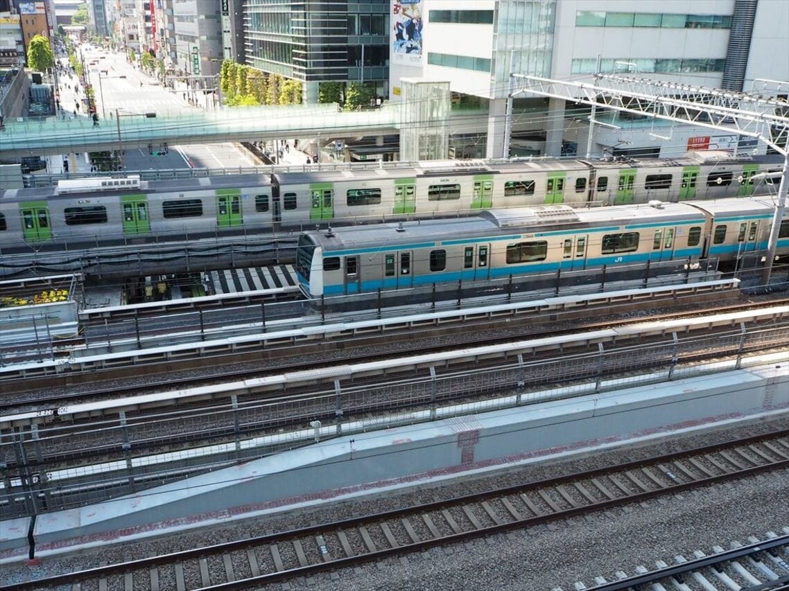 移設後の線路を走る京浜東北線の電車