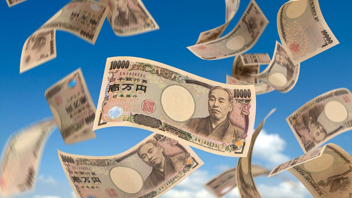 大量の一万円札が大空を乱舞、落下