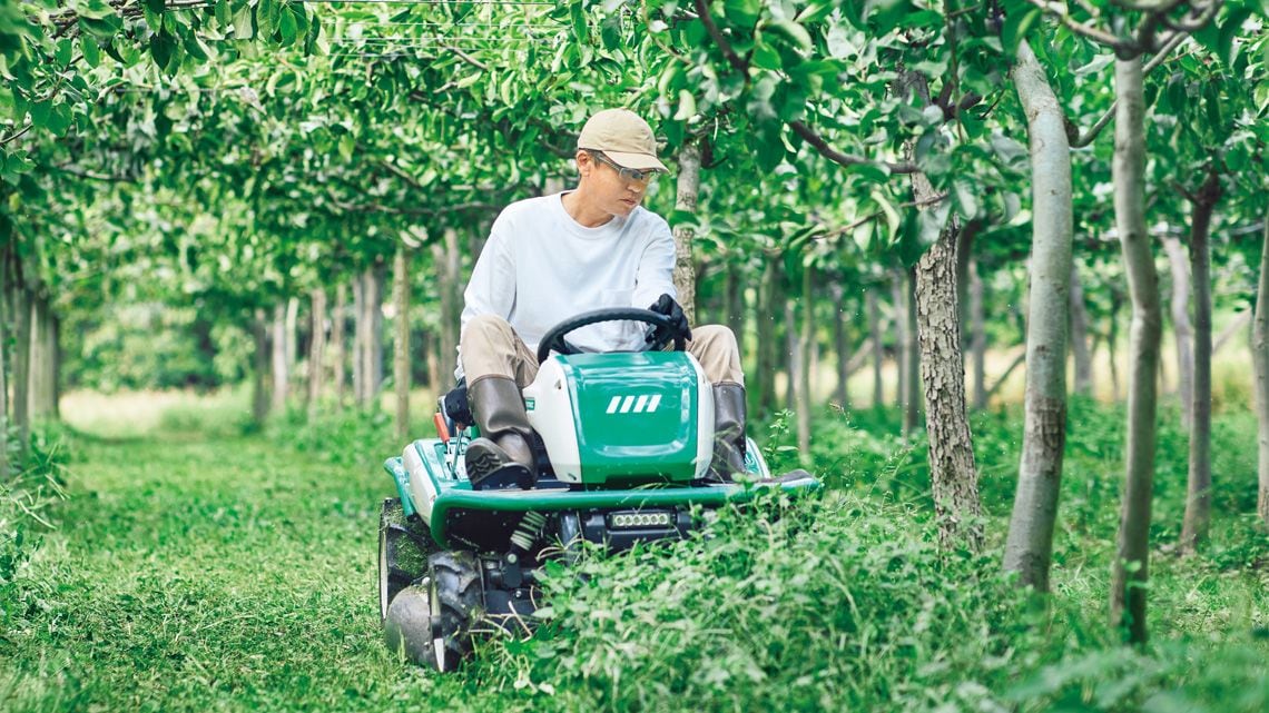 乗用型草刈機が作業する様子