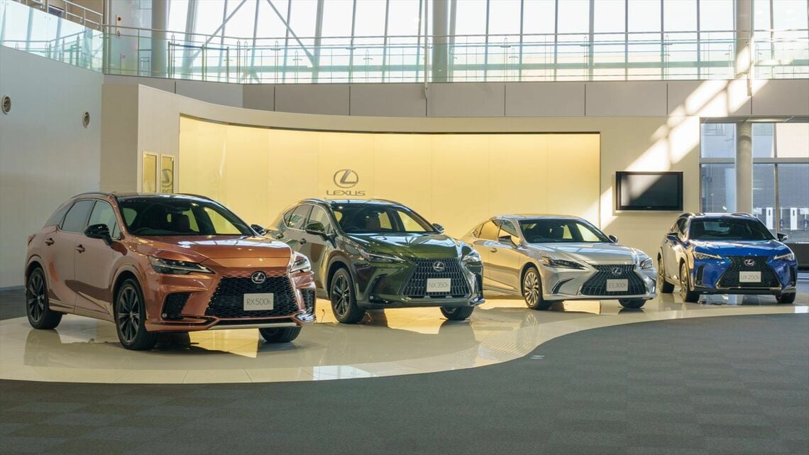 トヨタ自動車九州のPR展示室に並ぶ現在の製造モデル（写真：トヨタ自動車九州）