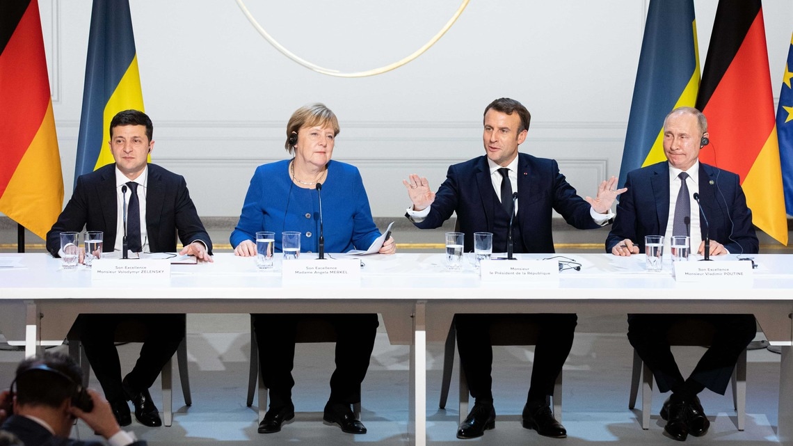 2019年12月9日、フランス・パリで開催されたウクライナに関する4カ国協議。ウクライナのゼレンスキー大統領(左)とロシアのプーチン大統領(右)が同席している(写真・2019 Bloomberg Finance LP)