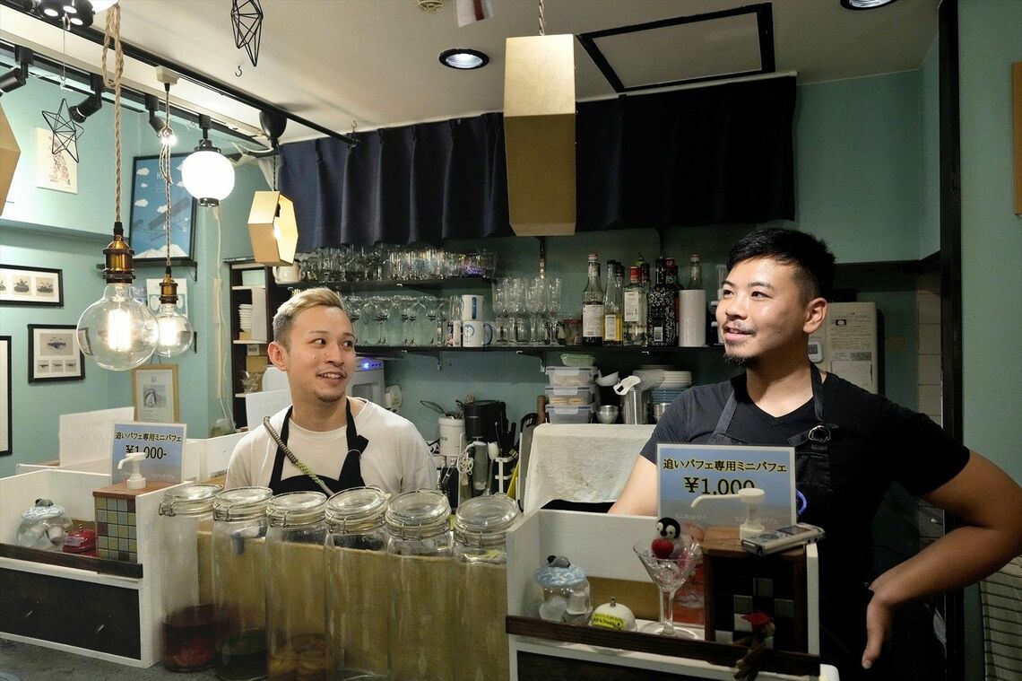 2016年に恋人同士となり、現在に至るまで仲良くお店を切り盛りする玄太さん（左）と和志さん（撮影：梅谷秀司）