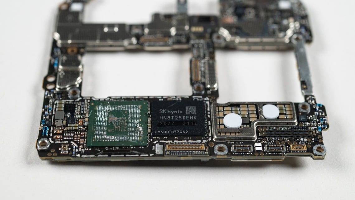 ファーウェイが上市したスマホ新機種の半導体には、韓国企業「SKハイニックス」の文字が見える(写真・2023 Bloomberg Finance LP)