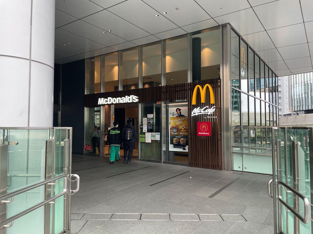 マクドナルドでは「マックカフェ」も展開。通常よりもゆったりしたスペースが用意されている（筆者撮影）