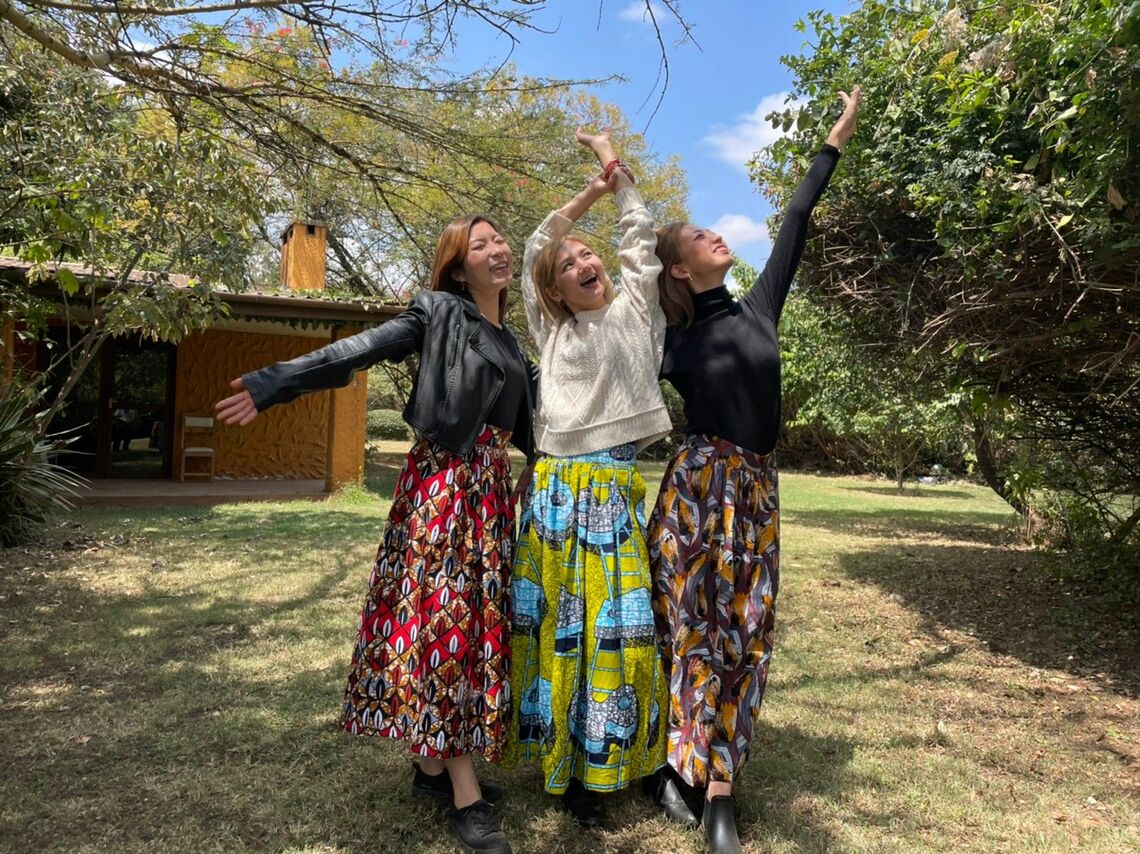 社員になってくれた2人の女性と共にケニアで奮闘する河野さん（中央）。明るい表情で商品を着こなす様子をSNSにアップするたび、多くの人が「いいね」する（写真提供：ラハ ケニア）