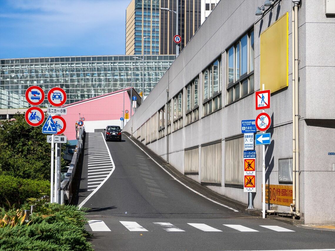東京高速道路 西銀座入口（写真：Himakina / PIXTA）