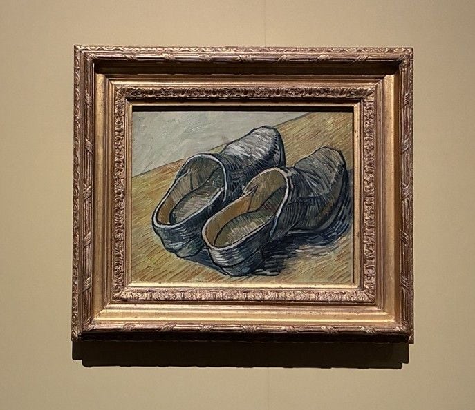 ゴッホがサン=レミの療養所で治療を受けていた頃の作と考えられている。農村や自然の中へ再び歩み出し、絵を描くことへの弾むような喜びが感じられるフィンセント・ファン・ゴッホ《木底の革靴》1889年秋、油彩・カンヴァス、32.2×40.5cm、ファン・ゴッホ美術館（アムステルダム）（フィンセント・ファン・ゴッホ財団） 出品：「ゴッホ展 家族がつないだ画家の夢」東京都美術館