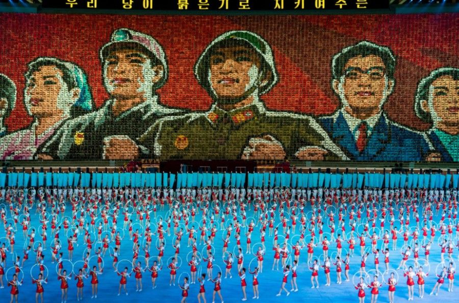 「奇界遺産3」から北朝鮮のマスゲーム。（写真：佐藤健寿）
