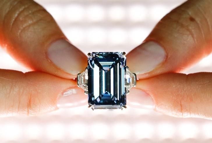 大粒ブルーダイヤ､史上最高額63億円で落札 14.62カラットのオッペン