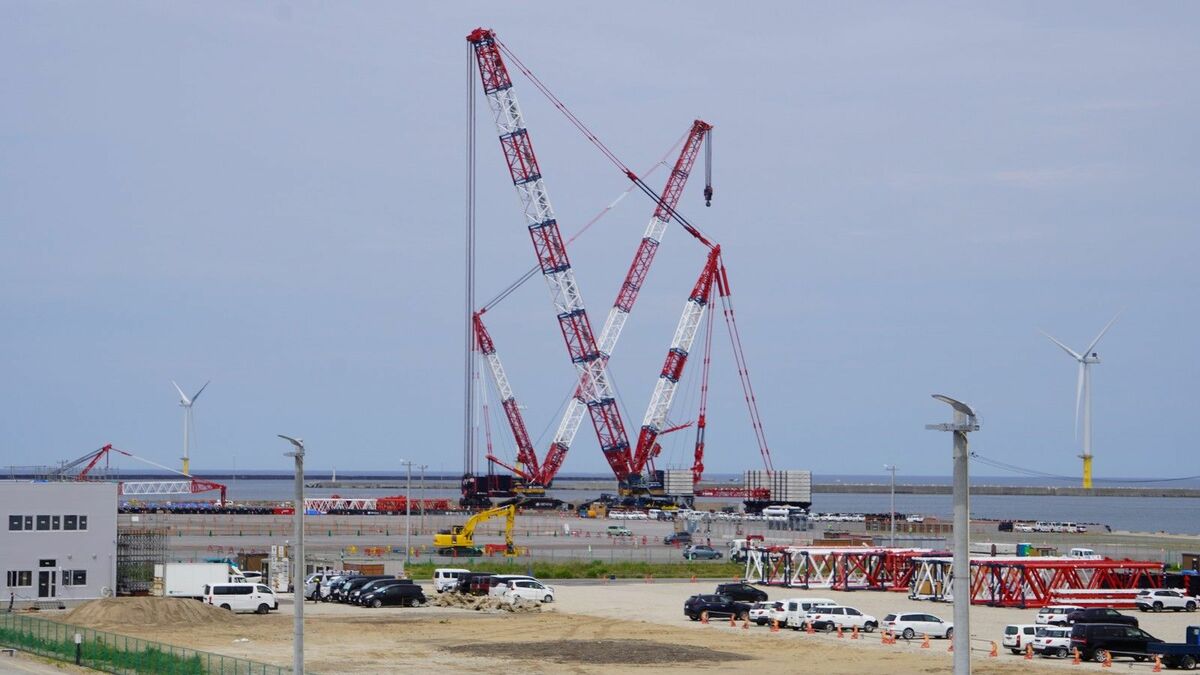 秋田洋上風力発電計画→姿を現した2500トン巨大クレーン、"1年の短工期で風車据え付け"の狙いと脱炭素への重責 | ビジネス | 東洋経済オンライン