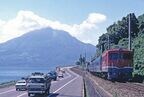 桜島をバックに走るDF50牽引の「富士」