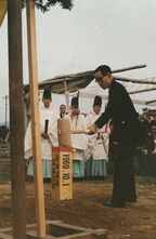 岩内駅構内での杭打式に出席した日本鉄道建設公団の杉理事