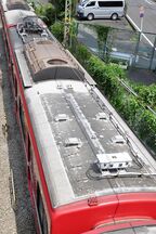 かつてはパンタグラフを2基搭載していた中間車